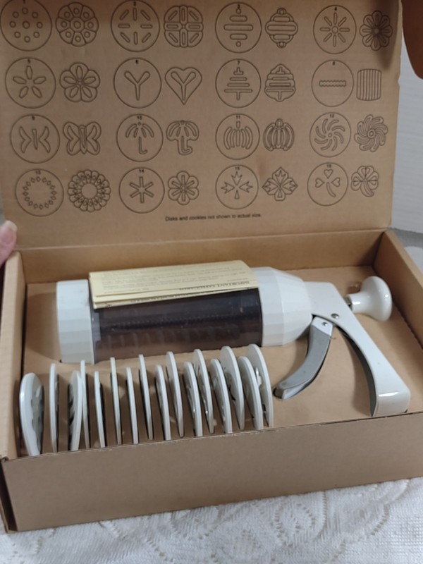 Pampered Chef Cookie Press in Orig Box #1525 RETIRED 16 Discs Vintage Works