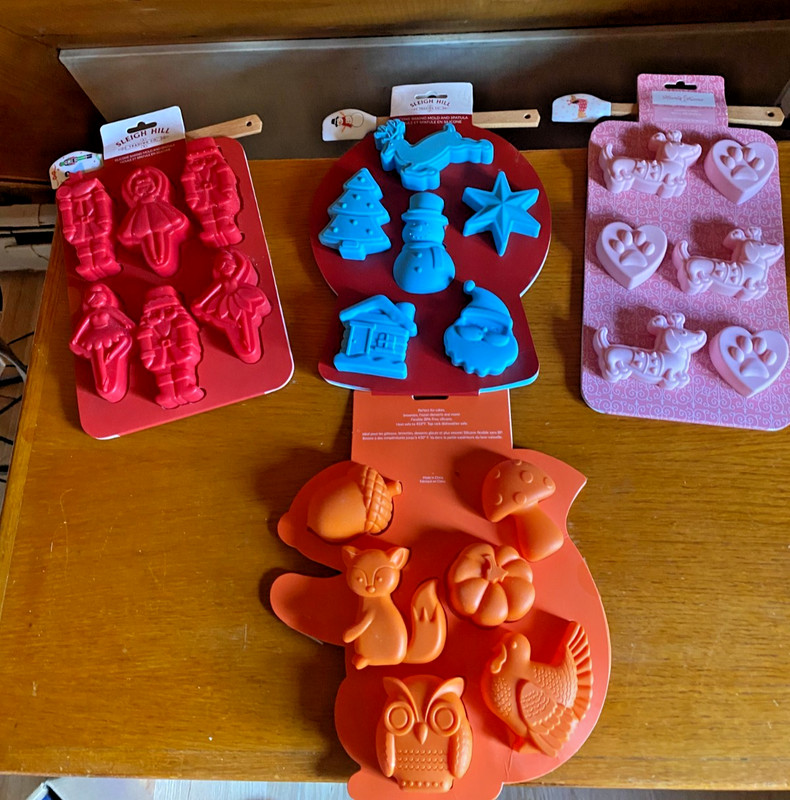 NEW 4 Figural Silicone Baking Molds & Spatulas Thanksgiving / Dogs / Christmas