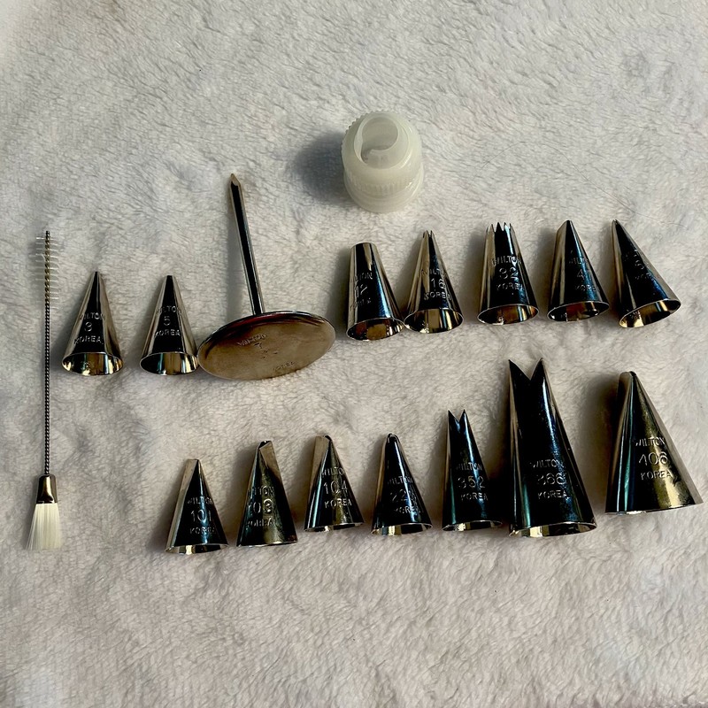 Lot of 16 WILTON Icing Piping Decorating Tips Accessories Metal Plastic & Brush