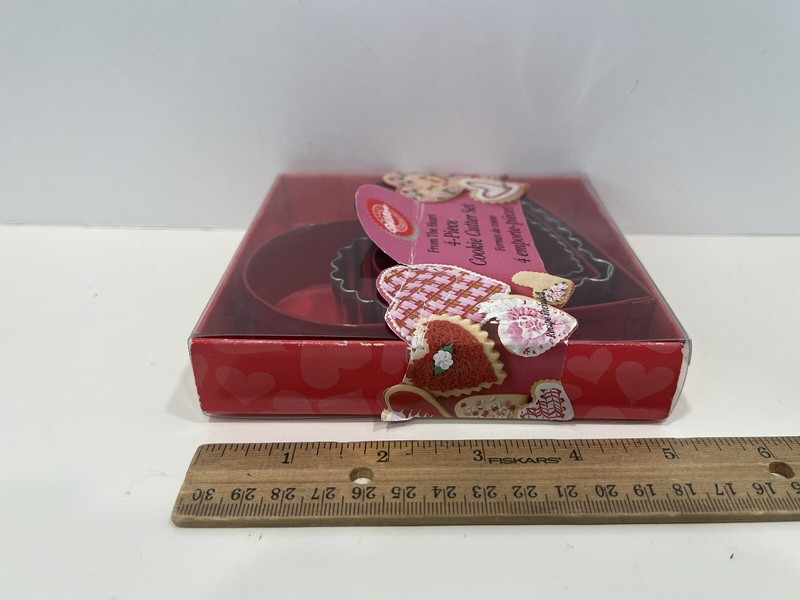 Vintage Wilton Valentine's Heart Metal Cookie Cutter Set 4 Piece Boxed New 1998 gallery
