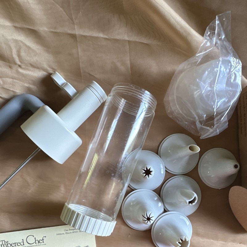 The Pampered Chef Easy Accent Decorator 1778 Set w/ Tips, Handle & Cleaning Tool gallery