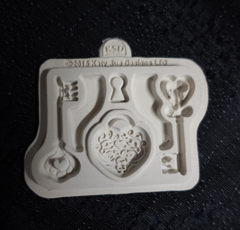 Katy Sue designs decorative keys & locket silicone fondant cutter / SKT gallery