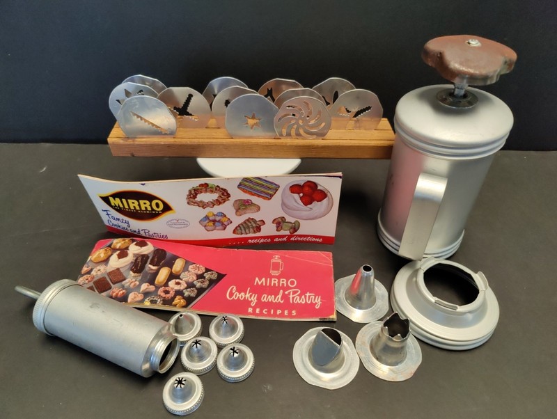 Vintage MIRRO Aluminum Cookie Press Pastry -3 Tips -12 Discs Decorator Set -Wood