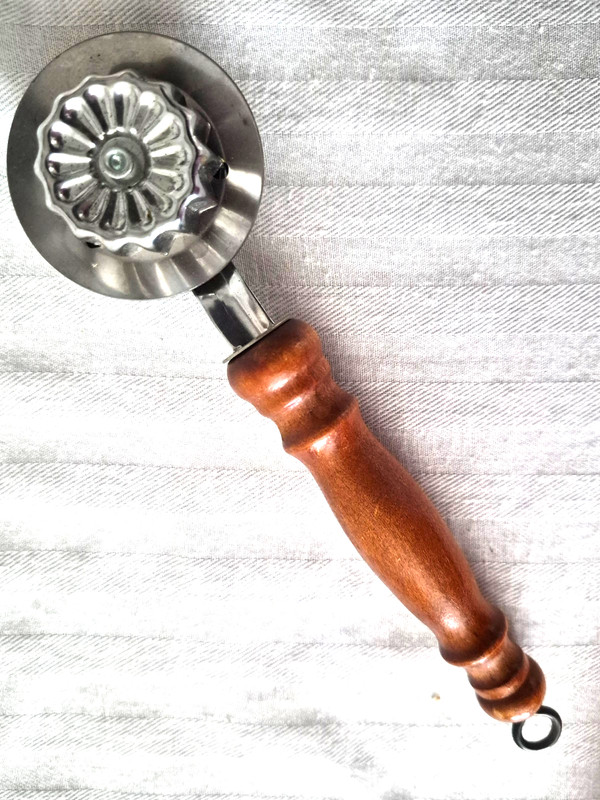 Vtg Wood Pie Crimper Pastry Edge Trimmer Cutter Wheel gallery