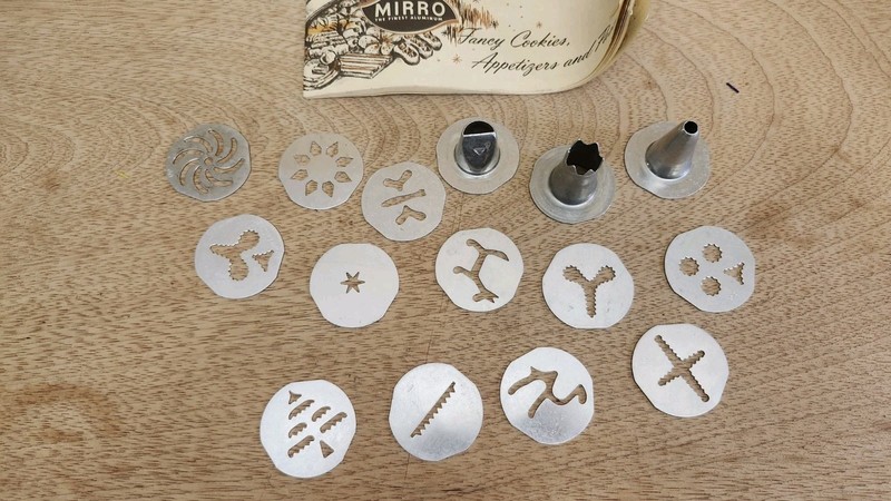 Vintage Mirro Cookie Pastry Press M-0358-22 - 12 discs 3 pastry tips gallery