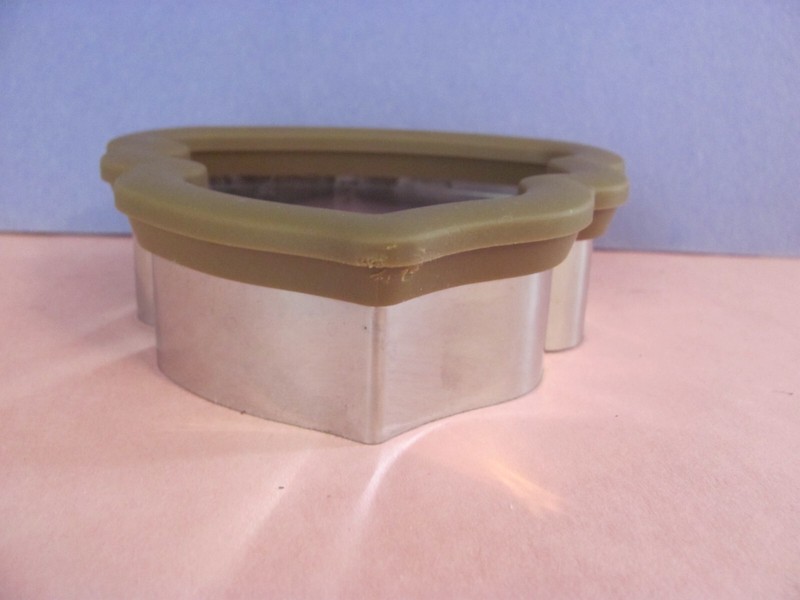 RO Collection by Wilton " Poop Emoji " COOKIE CUTTER Swirl Comfort-Grip gallery