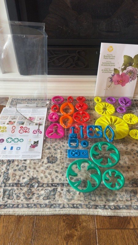 Wilton Gum Paste and Fondant Flower Cutter Set 28 Pieces Multi Color NEW