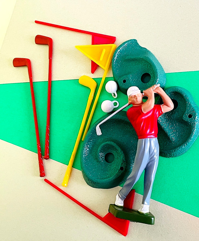 VIN. HEARTLAND GOLFER CAKE TOPPER - GOLFER WITH ACCESSORIES - PLASTIC - 4 1/4" gallery