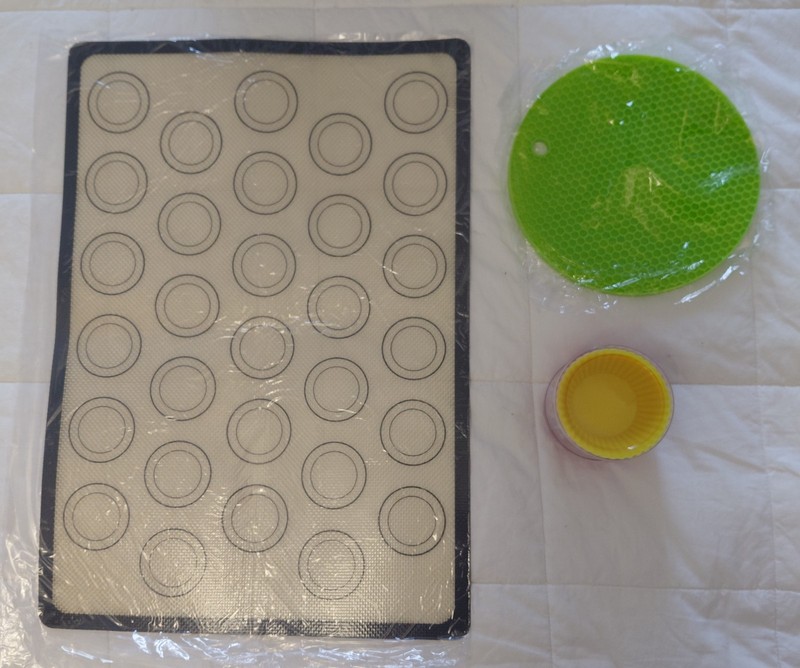 NEW Silicone Baking Cookie Sheet Mat, 12 Silicone Cupcake Forms Silicone Trivet