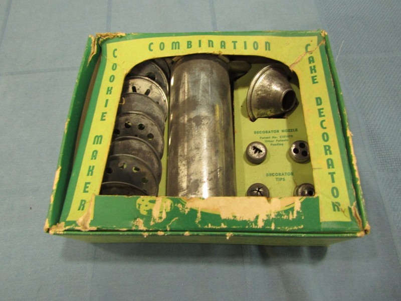 Vtg Combination Cake Decorator And Cookie Maker W/ Recipes Complete Set V