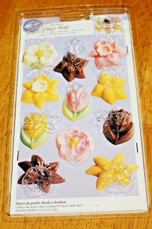 Wilton ~ 11 CAVITY – GARDEN FLOWERS – CHOCOLATE CANDY MOLD #2115-2004 – New