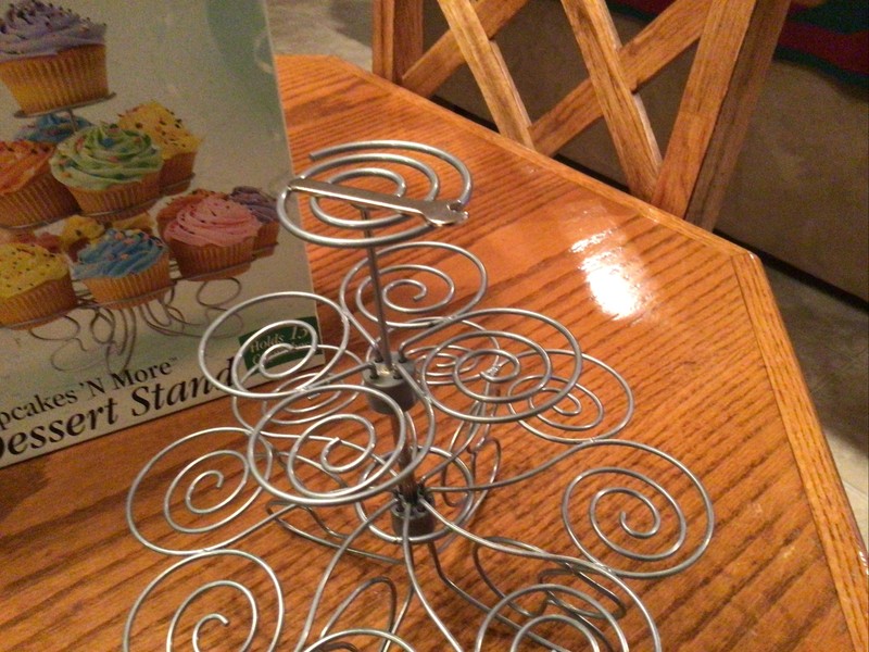 WILTON CUPCAKES "N MORE DESERT STAND HOLDS 13 CUPCAKES SILVER gallery