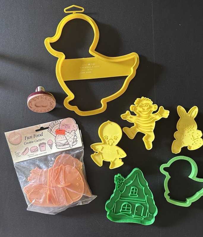 Lot Of 11 Wilton Vintage Cookie Cutters Holidays, Easter,Chick, Baking,Stamp