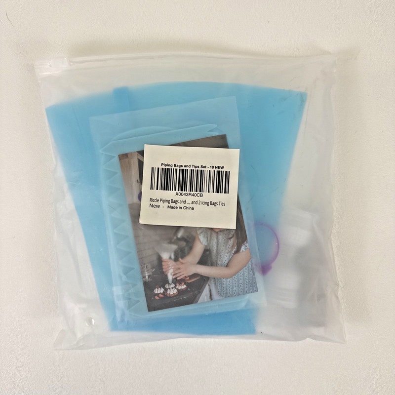 Riccle Piping Bags & Tips Set Including 3 Cake Scrapers NEW gallery