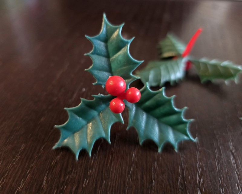 144 Pcs Holiday/Christmas Vinyl Holly Triple Leaf with 3 Berries by Cakedeco gallery