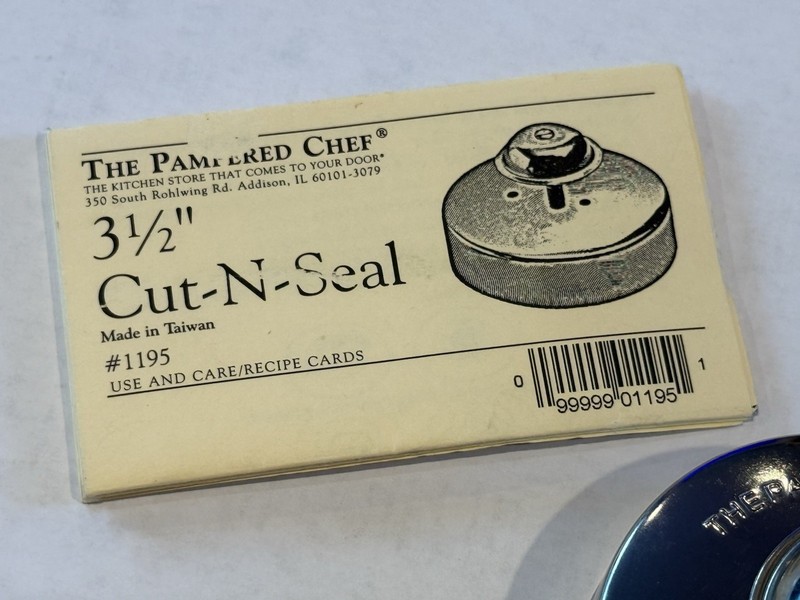 PAMPERED CHEF 3-1/2” Round CUT-N-SEAL #1195 METAL Seals & Crimps 1999 NEW gallery