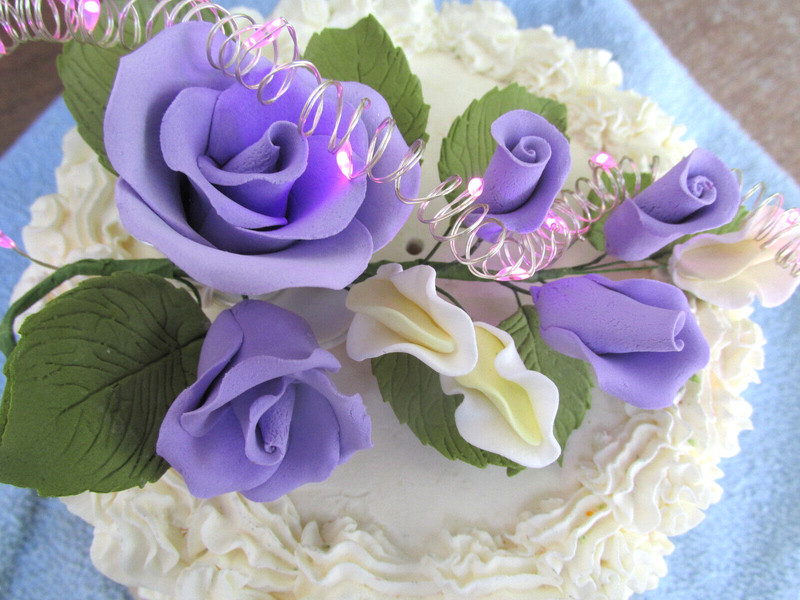 4"x 6" Sugar Cake Gum Lavender Roses Rosebuds White Flower With Lights gallery