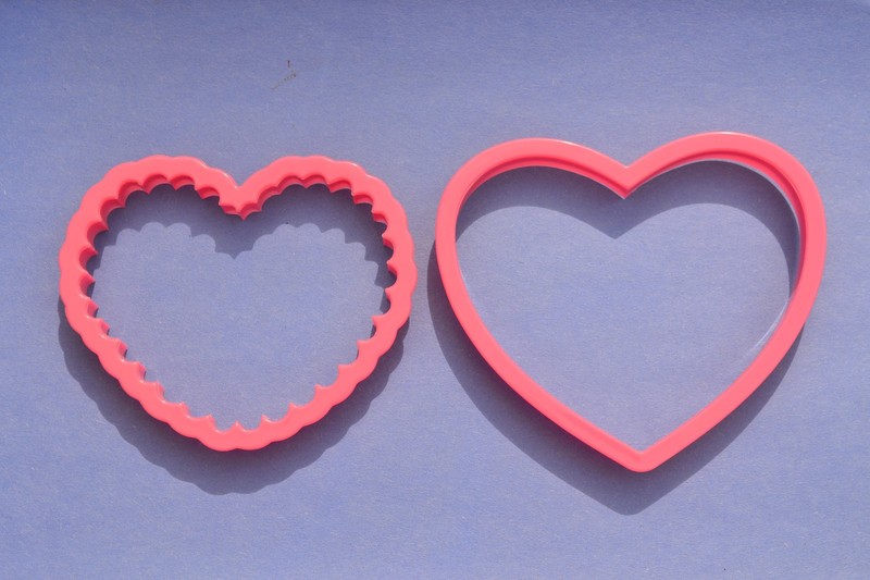 lot of 2 heart cookie cutters – 4″ fluted heart- 4 1/2″ heart -combined shipping