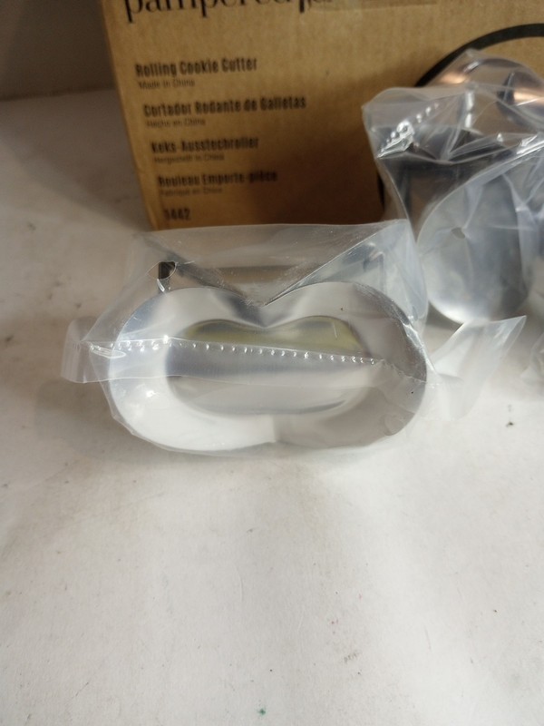 Pampered Chef Rolling Cookie Cutter # 1442 & Attachments gallery