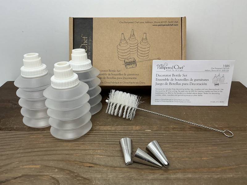 The Pampered Chef 1585 Squeeze Bottle Decorator Set – Brush, Tips, 3 Bottles NEW