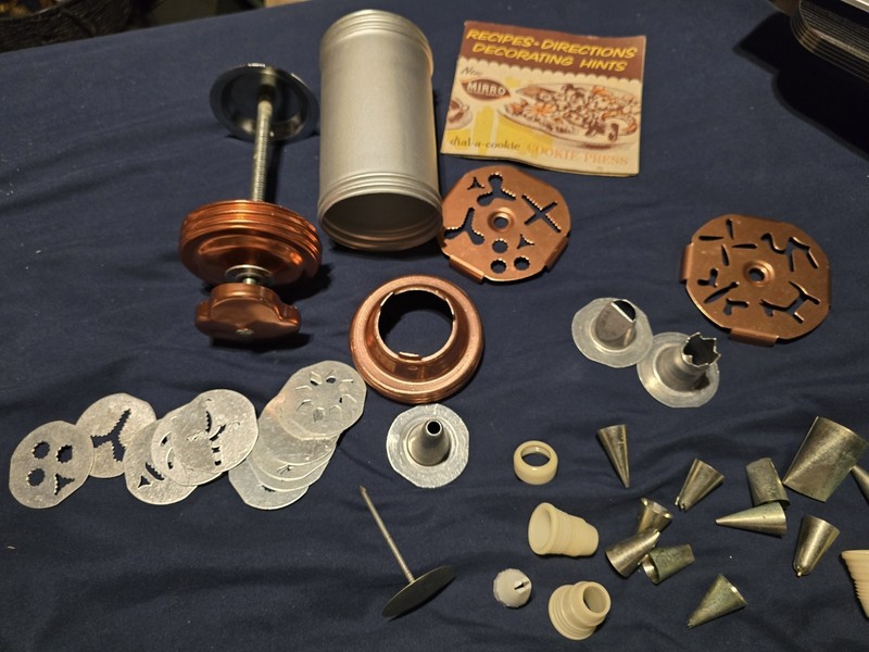 Vintage Mirro Dial-a-Cookie Cookie Press Set with Recipe Booklet