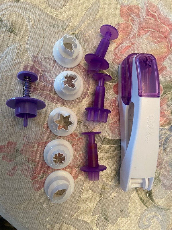 10 piece Wilton fondant punch cutters flower, star, bow, bird, leaf