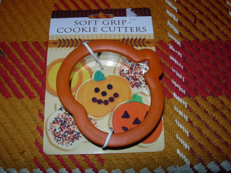 SOFT GRIP PUMPKIN SHAPE COOKIE CUTTER--#R9-4 gallery