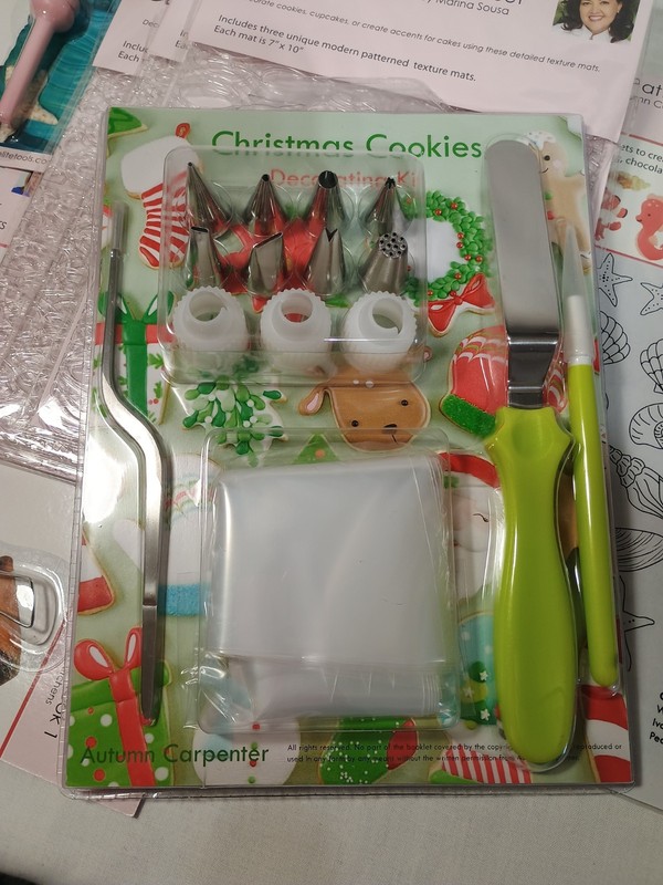 New Sweet Elite cake decorating and cookie tools set. Set includes Under the Sea gallery