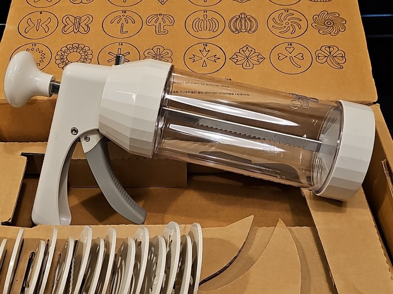 The Pampered Chef 1525 Spritz Cookie Press with 16 Discs Retired Original Box gallery