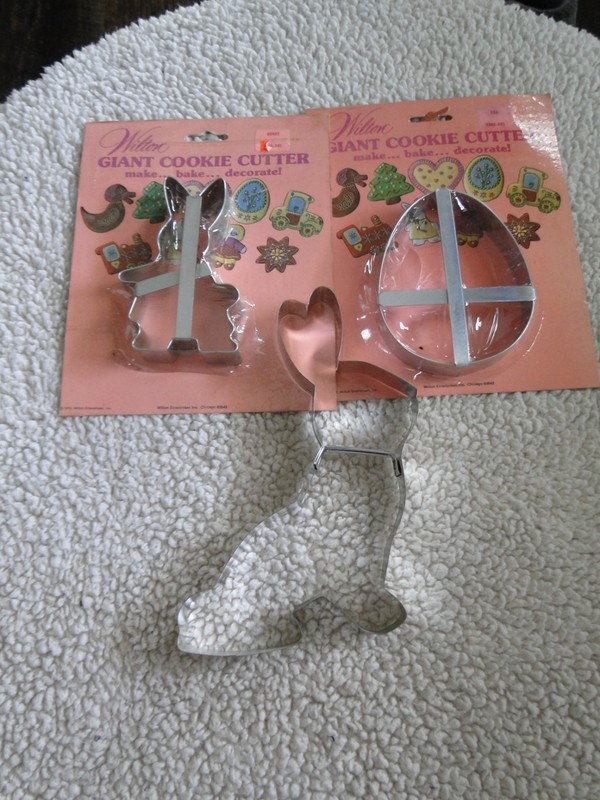 New Vintage Easter Wilton Giant Cookie Cutters, Lot 1 gallery