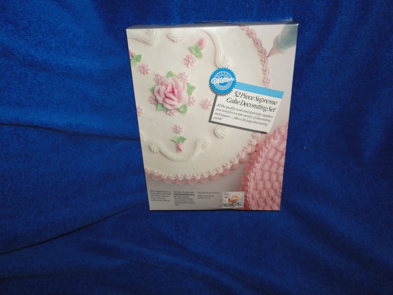 New Vintage Wilton 52 Piece Deluxe Cake Decorating Set , 2104-2546 gallery