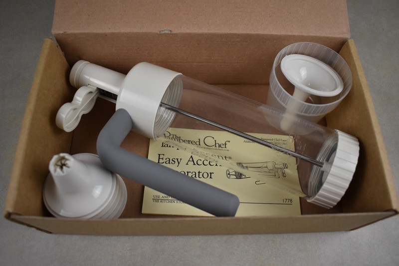 Pampered Chef Easy Accent Decorator 1778 & Bottle Set 1585- Both Complete gallery