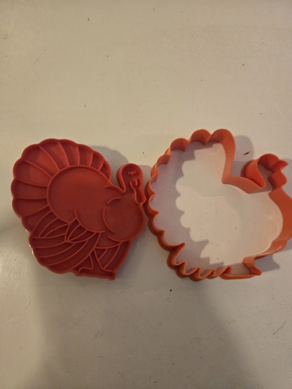 2-Pack Plastic Turkey Cookie Cutters Easy Grip Orange/White Thanksgiving