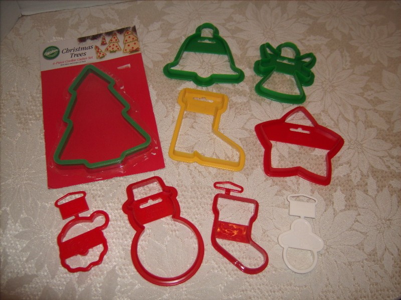 9 WILTON Christmas Shape Cookie Cutters Never Used – Star-Angel-Santa Boot &More