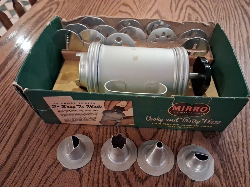 VTG Mirro 1950s Cooky & Pastry aluminum Press Cookie 4 Tips And 12 discs #359AM