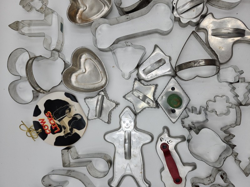 Huge lot of vintage tin handle large small Cookie Cutters Disney Cactus Xmas Cow gallery