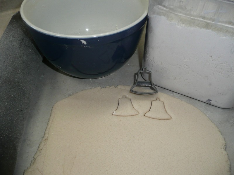 BELL SHAPE CENTER FOR JAM FILLED LINZER COOKIE CUTTER MADE IN USA PR5142 gallery