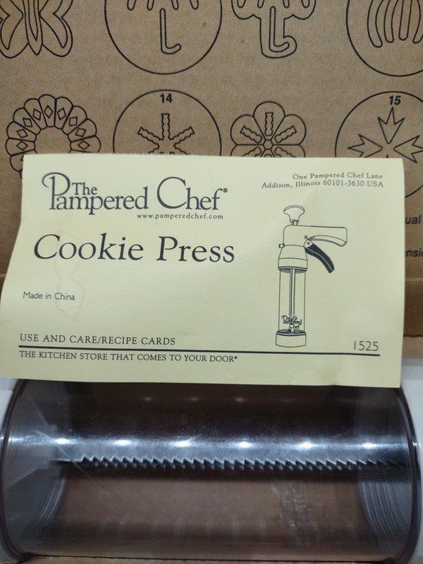 Pampered Chef 1525 Cookie Press with 16 Discs - White gallery