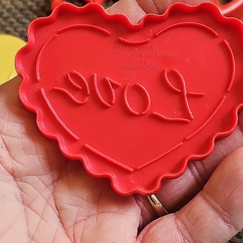 6 Vtg Wilton~ Stanley Various Heart Love Cupid St. Valentine Day Cookie Cutters gallery