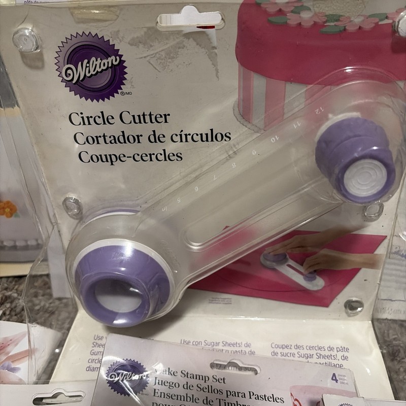 Wilton Baking Accessories Lot/Books Gift Set gallery