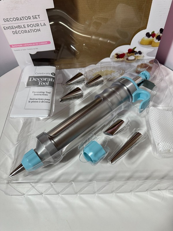 Icing Kit: Celebrate It Decorator Set used excellent condition