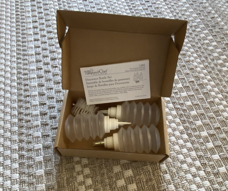 PAMPERED CHEF 1585 Pastry Cake Decorator Bottle Set – 3 Bottles + 3 Piping Tips