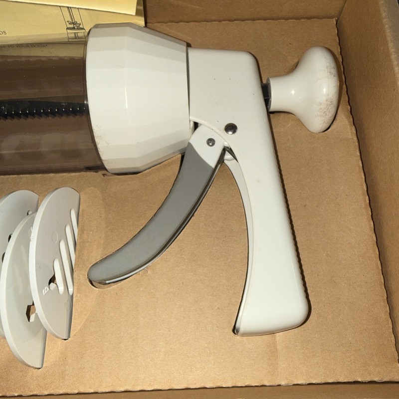 Pampered Chef Cookie Press 1525 16 Disks Designs Spritz Cookies New in Box WHITE gallery