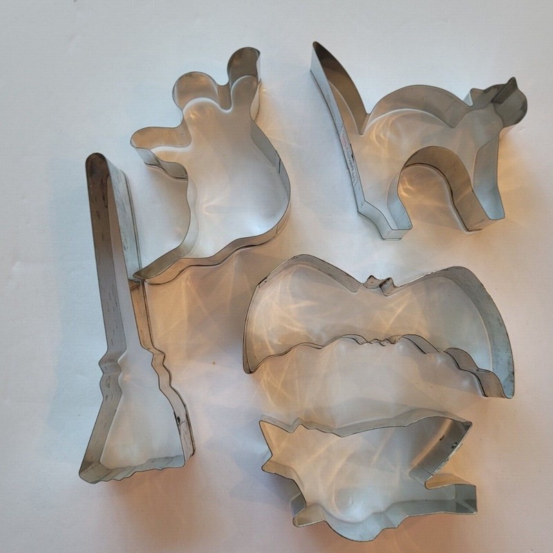 Halloween Metal Cookie Cutters Bat Ghost Cat Witch’s Broom Witch Set of 5