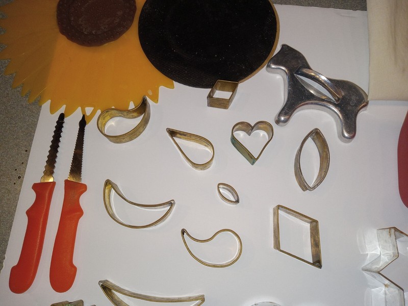 Lot of 60 Vintage Cookie Cutters Plastic Christmas Cooper Baking Pastry Animal gallery