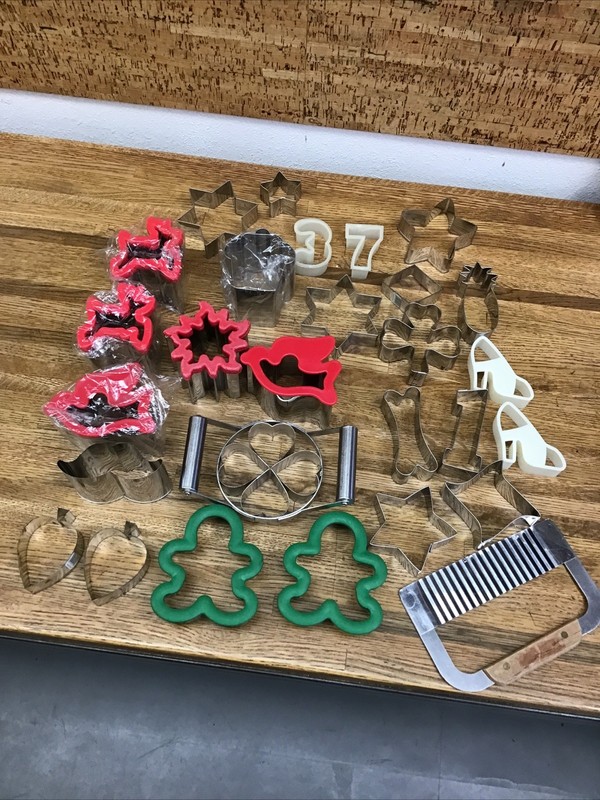 Professional 28Pc Metal Cookie Cutter Set/ Everything In The Picture