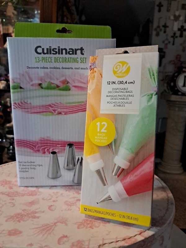 NEW Cuisinart 13 pc Pastry Cake Decorating Set for Icing Piping Flowers & 12 Bag gallery