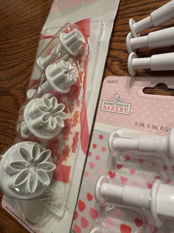 Foundant Cut & Press Sunny Side Up Bakery Lot & Other Cutters 22 Pcs gallery