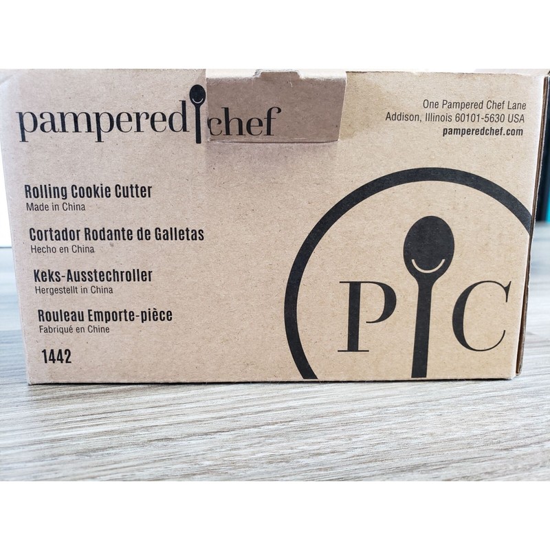 PAMPERED CHEF ROLLING COOKIE CUTTER # 1442 NEW OPEN BOX gallery