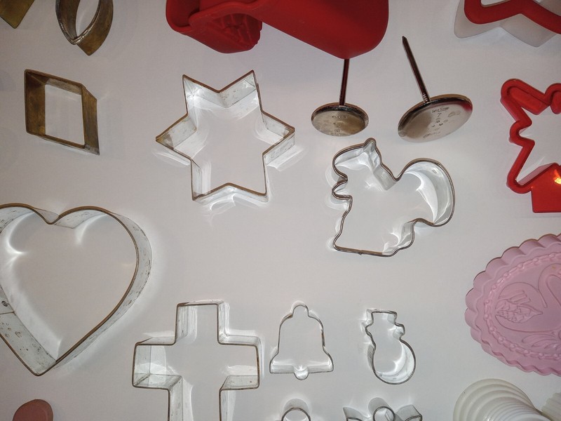 Lot of 60 Vintage Cookie Cutters Plastic Christmas Cooper Baking Pastry Animal gallery